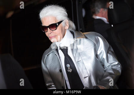 Londra, UK, 23 novembre 2015,Karl Lagerfeld assiste il British Fashion Awards 2015 ,al London Coliseum. Mariusz Goslicki/Alamy Foto Stock