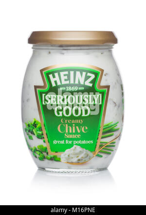 LONDON, Regno Unito - 24 gennaio 2018: un vaso di vetro di Heinz seriamente bene cremosa salsa di erba cipollina su sfondo bianco. Foto Stock