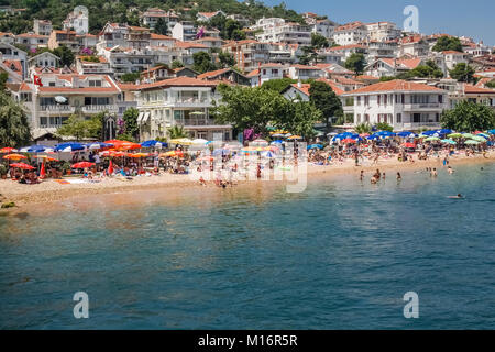 Kinaliada, sulle Isole dei Principi, Istanbul, luglio 13, 2010: vista della spiaggia affollata d'estate. Foto Stock