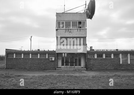 Un epoca sovietica la stazione di comunicazione accanto alle linee ferroviarie in Ungheria rurale con due lavoratori nella finestra Foto Stock