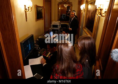 Leonor e Sofia de Borbon durante le riprese del messaggio natalizio © Casa de Su Majestad el Rey Credito: Gtres Información más Comuniación on line, S.L./Alamy Live News Foto Stock