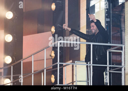 Borehamwood, England Regno Unito. Il 26 gennaio 2018. Jonny Mitchell è sfrattata dalla casa durante la celebrità Grande Fratello 2018. Credito: Laura De Meo / Alamy Live News Foto Stock