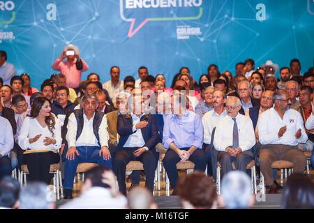 Jose Antonio Meade Kuribreña precandidate alla presidenza della repubblica da parte del partito rivoluzionario istituzionale, PRI, ha partecipato al quinto i punti di incontro del Forum: Messico potenza sostenibile dove egli era accompagnato da Manlio Fabio Beltrones Rivera. Parthenon Hall dell'Hotel Santorian di Hermosillo Sonora il 26 gennaio 2018. (Foto: Luis Gutierrez / NortePhoto.com) Foto Stock