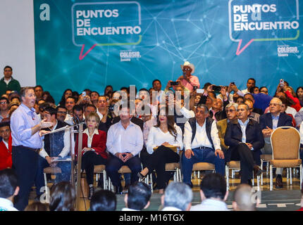 Jose Antonio Meade Kuribreña precandidate alla presidenza della repubblica da parte del partito rivoluzionario istituzionale, PRI, ha partecipato al quinto i punti di incontro del Forum: Messico potenza sostenibile dove egli era accompagnato da Manlio Fabio Beltrones Rivera. Parthenon Hall dell'Hotel Santorian di Hermosillo Sonora il 26 gennaio 2018. (Foto: Luis Gutierrez / NortePhoto.com) Foto Stock