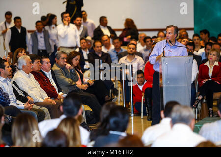 Jose Antonio Meade Kuribreña precandidate alla presidenza della repubblica da parte del partito rivoluzionario istituzionale, PRI, ha partecipato al quinto i punti di incontro del Forum: Messico potenza sostenibile dove egli era accompagnato da Manlio Fabio Beltrones Rivera. Parthenon Hall dell'Hotel Santorian di Hermosillo Sonora il 26 gennaio 2018. (Foto: Luis Gutierrez / NortePhoto.com) Foto Stock