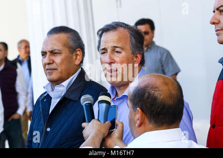 Jose Antonio Meade Kuribreña precandidate alla presidenza della repubblica da parte del partito rivoluzionario istituzionale, PRI, ha partecipato al quinto i punti di incontro del Forum: Messico potenza sostenibile dove egli era accompagnato da Manlio Fabio Beltrones Rivera. Parthenon Hall dell'Hotel Santorian di Hermosillo Sonora il 26 gennaio 2018. (Foto: Luis Gutierrez / NortePhoto.com) Foto Stock