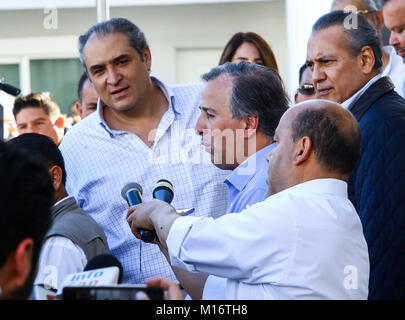 Jose Antonio Meade Kuribreña precandidate alla presidenza della repubblica da parte del partito rivoluzionario istituzionale, PRI, ha partecipato al quinto i punti di incontro del Forum: Messico potenza sostenibile dove egli era accompagnato da Manlio Fabio Beltrones Rivera. Parthenon Hall dell'Hotel Santorian di Hermosillo Sonora il 26 gennaio 2018. (Foto: Luis Gutierrez / NortePhoto.com) Foto Stock