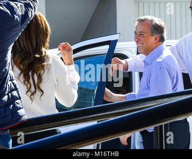 Jose Antonio Meade Kuribreña precandidate alla presidenza della repubblica da parte del partito rivoluzionario istituzionale, PRI, ha partecipato al quinto i punti di incontro del Forum: Messico potenza sostenibile dove egli era accompagnato da Manlio Fabio Beltrones Rivera. Parthenon Hall dell'Hotel Santorian di Hermosillo Sonora il 26 gennaio 2018. (Foto: Luis Gutierrez / NortePhoto.com) Foto Stock