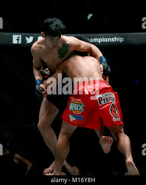 Pasay City, Filippine. 26 gen, 2018. Mingqiang Lan (L) della Cina combatte con Giosuè Pacio delle Filippine durante l'uomo strawweight corrispondono nella Global supereroi il campionato di arti marziali evento in Pasay City, Filippine, a gennaio 26, 2018. Credito: Rouelle Umali/Xinhua/Alamy Live News Foto Stock