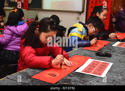 Shijiazhuan, Shijiazhuan, Cina. 27 gennaio, 2018. Shijiazhuang, Cina-27th Gennaio 2018: Gli studenti scrivono Festival di Primavera baciata in Shijiazhuang, a nord della Cina di nella provincia di Hebei, Gennaio 27th, 2018, la preparazione per la prossima festa di primavera. Credito: SIPA Asia/ZUMA filo/Alamy Live News Foto Stock