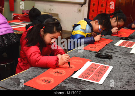 Shijiazhuan, Shijiazhuan, Cina. 27 gennaio, 2018. Shijiazhuang, Cina-27th Gennaio 2018: Gli studenti scrivono Festival di Primavera baciata in Shijiazhuang, a nord della Cina di nella provincia di Hebei, Gennaio 27th, 2018, la preparazione per la prossima festa di primavera. Credito: SIPA Asia/ZUMA filo/Alamy Live News Foto Stock