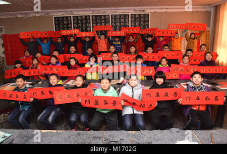 Shijiazhuan, Shijiazhuan, Cina. 27 gennaio, 2018. Shijiazhuang, Cina-27th Gennaio 2018: Gli studenti scrivono Festival di Primavera baciata in Shijiazhuang, a nord della Cina di nella provincia di Hebei, Gennaio 27th, 2018, la preparazione per la prossima festa di primavera. Credito: SIPA Asia/ZUMA filo/Alamy Live News Foto Stock