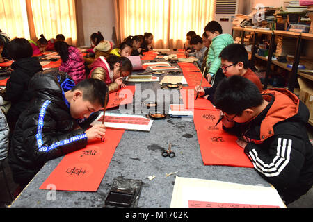 Shijiazhuan, Shijiazhuan, Cina. 27 gennaio, 2018. Shijiazhuang, Cina-27th Gennaio 2018: gli alunni mostrano il Festival di Primavera baciata in Shijiazhuang, a nord della Cina di nella provincia di Hebei, Gennaio 27th, 2018, la preparazione per la prossima festa di primavera. Credito: SIPA Asia/ZUMA filo/Alamy Live News Foto Stock