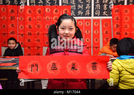 Shijiazhuan, Shijiazhuan, Cina. 27 gennaio, 2018. Shijiazhuang, Cina-27th Gennaio 2018: un alunno mostra il Festival di Primavera baciata in Shijiazhuang, a nord della Cina di nella provincia di Hebei, Gennaio 27th, 2018, la preparazione per la prossima festa di primavera. Credito: SIPA Asia/ZUMA filo/Alamy Live News Foto Stock