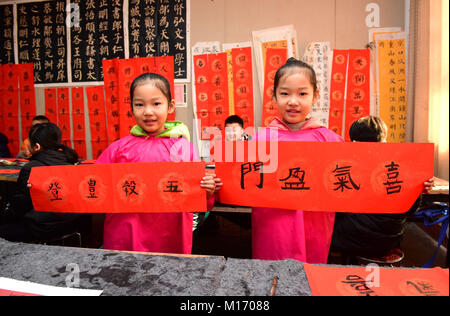 Shijiazhuan, Shijiazhuan, Cina. 27 gennaio, 2018. Shijiazhuang, Cina-27th Gennaio 2018: gli alunni mostrano il Festival di Primavera baciata in Shijiazhuang, a nord della Cina di nella provincia di Hebei, Gennaio 27th, 2018, la preparazione per la prossima festa di primavera. Credito: SIPA Asia/ZUMA filo/Alamy Live News Foto Stock