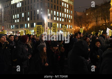 Vienna, Austria. 26 gen, 2018. Manifestazioni contro la cosiddetta accademici " Palla, ospitato dall'Austriaco di estrema destra Freedom party (FPÖ) Foto Stock