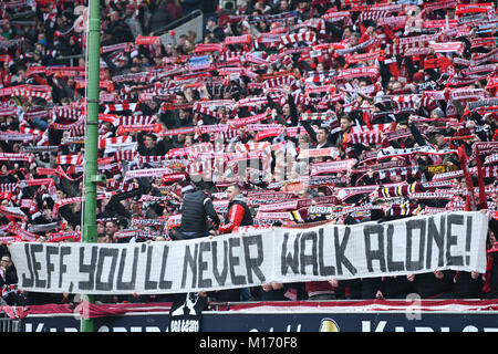 I fan di Kaiserslautern tenere un banner che recita "Jeff, non avrai mai camminare da solo!" per head coach Jeff Strasser durante il tedesco della Seconda Bundesliga partita di calcio tra 1. FC Kaiserslautern e Fortuna Duesseldorf all'Fritz-Walter-Stadion di Kaiserslautern, Germania, 27 gennaio 2018. (EMBARGO CONDIZIONI - ATTENZIONE: grazie alle linee guida di accreditamento, il DFL consente solo la pubblicazione e utilizzazione di fino a 15 immagini per corrispondenza su internet e nei contenuti multimediali in linea durante la partita.) Foto: Uwe Anspach/dpa Foto Stock