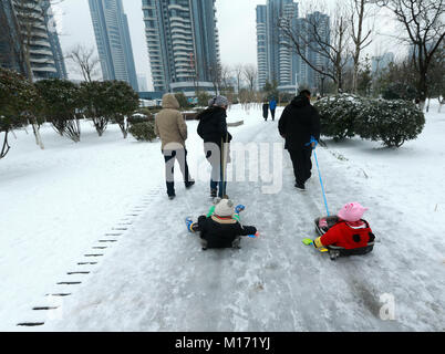 Wuhan, la Cina della provincia di Hubei. 27 gennaio, 2018. Persone appendere fuori dopo la nevicata nella città di Wuhan, capitale della Cina centrale della provincia di Hubei, Gennaio 27, 2018. Credito: Zhao Jun/Xinhua/Alamy Live News Foto Stock