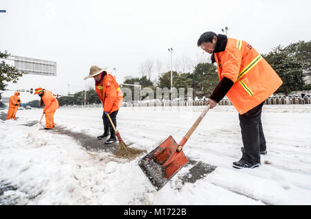 Wuhan, la Cina della provincia di Hubei. 27 gennaio, 2018. Il personale dei lavoratori strada pulita dopo la nevicata nella città di Wuhan, capitale della Cina centrale della provincia di Hubei, Gennaio 27, 2018. Credito: Xiong Qi/Xinhua/Alamy Live News Foto Stock