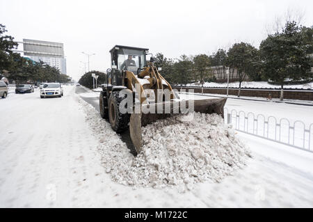 Wuhan, la Cina della provincia di Hubei. 27 gennaio, 2018. Il personale operaio pulisce road dopo la nevicata nella città di Wuhan, capitale della Cina centrale della provincia di Hubei, Gennaio 27, 2018. Credito: Xiong Qi/Xinhua/Alamy Live News Foto Stock