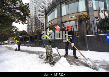 Wuhan, la Cina della provincia di Hubei. 27 gennaio, 2018. Il personale dei lavoratori strada pulita dopo la nevicata nella città di Wuhan, capitale della Cina centrale della provincia di Hubei, Gennaio 27, 2018. Credito: Xiong Qi/Xinhua/Alamy Live News Foto Stock