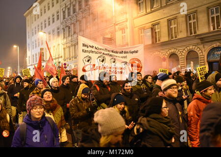 Vienna, Austria. 26 gen, 2018. La protesta contro la sfera Akademiker, ospitato da destra Freedom party (FPÖ) Foto Stock