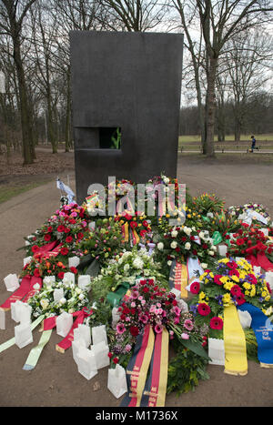 Berlino, Germania. 27 gennaio, 2018. Fiori e ghirlande e candele sono state gettate nel corso di una cerimonia di commemorazione delle vittime del Nazionalsocialismo al memoriale per gli omosessuali perseguitati sotto il nazismo a Berlino, Germania, 27 gennaio 2018. Credito: Paolo Zinken/dpa/Alamy Live News Foto Stock