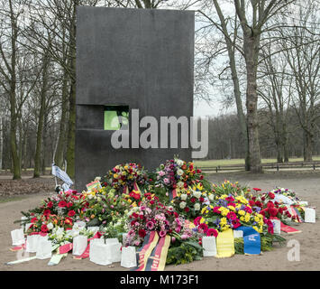 Berlino, Germania. 27 gennaio, 2018. Fiori e ghirlande e candele sono state gettate nel corso di una cerimonia di commemorazione delle vittime del Nazionalsocialismo al memoriale per gli omosessuali perseguitati sotto il nazismo a Berlino, Germania, 27 gennaio 2018. Credito: Paolo Zinken/dpa/Alamy Live News Foto Stock