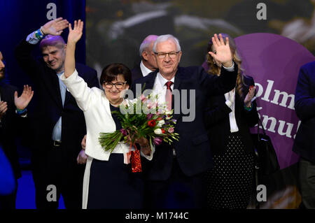 Praga, Repubblica Ceca. 27 gennaio, 2018. Accademia delle scienze della Repubblica ceca capo Jiri Drahos, destro è accompagnato da sua moglie Eva come egli riconosce la sconfitta della Repubblica ceca elezione presidenziale in Praga Repubblica Ceca, sabato, 27 gennaio 2018. Con quasi tutti i voti contati, pro-russo che incombono Zeman sconfitto Jiri Drahos. Credito: Katerina Sulova/CTK foto/Alamy Live News Foto Stock