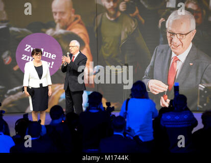 Praga, Repubblica Ceca. 27 gennaio, 2018. Accademia delle scienze della Repubblica ceca capo Jiri Drahos, destro è accompagnato da sua moglie Eva come egli riconosce la sconfitta della Repubblica ceca elezione presidenziale in Praga Repubblica Ceca, sabato, 27 gennaio 2018. Con quasi tutti i voti contati, pro-russo che incombono Zeman sconfitto Jiri Drahos. Fallisce il candidato presidenziale dal primo round di Michal Horacek è visibile in background. Credito: Katerina Sulova/CTK foto/Alamy Live News Foto Stock