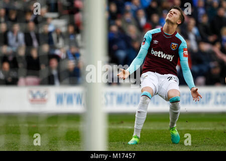 Wigan, Inghilterra. Il 27 gennaio, 2018. Sam Byram del West Ham United guarda sconsolato durante la FA Cup quarto round match tra Wigan atletico e West Ham United al DW Stadium il 27 gennaio 2018 a Wigan, Inghilterra. (Foto di Daniel Chesterton/phcimages.com) Credit: Immagini di PHC/Alamy Live News Foto Stock