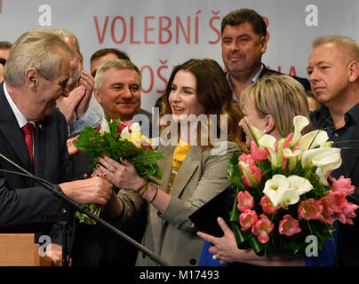 La pro-russo che incombono Zeman con sua moglie Ivana, destro e la figlia Katerina, centro, rivendica la vittoria nella Repubblica ceca elezione presidenziale in Praga Repubblica Ceca, sabato, 27 gennaio 2018. La Repubblica ceca del pro-Russia presidente ha vinto un secondo mandato di cinque anni sabato dopo aver battuto un nuovo arrivato politico visto come più occidentale-orientato in un voto di runoff. Con schede da quasi 99 per cento dei seggi elettorali conteggiati, Repubblica Ceca Ufficio Statistiche detto presidente Zeman aveva ricevuto il 51,6 per cento del voto durante i due giorni del ballottaggio. A sfondo da sinistra: testa del pre Foto Stock