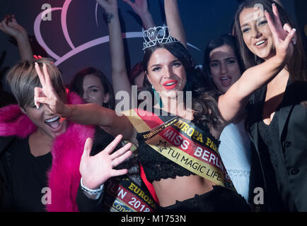 Berlino, Germania. 26 gen, 2018. Yuliya Garkusha celebra la sua vittoria, diventando Miss Berlin, Berlino, Germania, 26 gennaio 2018. Credito: Paolo Zinken/dpa/Alamy Live News Foto Stock