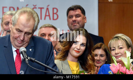 La pro-russo che incombono Zeman con sua moglie Ivana, destro e la figlia Katerina, centro, rivendica la vittoria nella Repubblica ceca elezione presidenziale in Praga Repubblica Ceca, sabato, 27 gennaio 2018. La Repubblica ceca del pro-Russia presidente ha vinto un secondo mandato di cinque anni sabato dopo aver battuto un nuovo arrivato politico visto come più occidentale-orientato in un voto di runoff. Con schede da quasi 99 per cento dei seggi elettorali conteggiati, Repubblica Ceca Ufficio Statistiche detto presidente Zeman aveva ricevuto il 51,6 per cento del voto durante i due giorni del ballottaggio. A sfondo da sinistra: cantante Daniel H Foto Stock