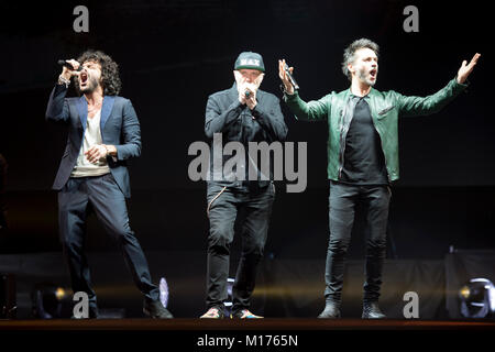 Torino, Italia. 2018. Max Pezzali, Nuovo, Renga con la loro 'Il Tour' al Pala Alpitour a Torino il 26 gennaio 2018 Credit: Antonio Polia/Alamy Live News Foto Stock