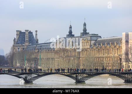 Parigi, Francia, 27 gennaio 2018. Inondazioni in Parigi. Il museo del Louvre sulla sinistra con le persone sul Pont des Arts in primo piano. Il fiume Senna è stato previsto per raggiungere il suo apice tra il sabato pomeriggio e la domenica mattina presto.Credit: Imageplotter News e sport/Alamy Live News Foto Stock