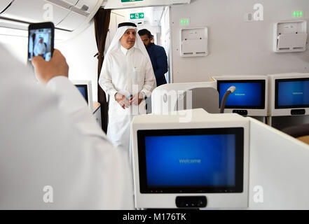 Doha in Qatar. 27 gennaio, 2018. Qatar Airways CEO Akbar Al-Baker passeggiate a bordo di un Airbus A GETTO350-1000 all aeroporto internazionale di Doha a Doha, capitale del Qatar, a gennaio 27, 2018. Il nuovo aeromobile è arrivato a Doha come parte del suo tour dimostrativo a 12 Medio Oriente e Asian-Pacific destinazioni. Credito: Nikku/Xinhua/Alamy Live News Foto Stock