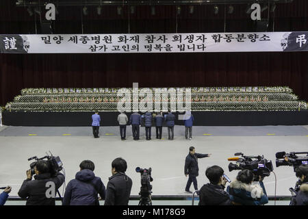 Miryang, Gyeongnam, Corea del Sud. 27 gennaio, 2018. Prua lutto per le vittime a sud coreano incendio ospedale un gruppo Memorial altare in Miryang, Corea del Sud. Un incendio senza visceri al piano terra di un ospedale nel sud-est della Corea del Sud e ha inviato i fumi tossici che infuria attraverso l'edificio di sei piani, uccidendo almeno 37 persone e il ferimento di altre 131 altri in uno dei paesi più mortali arde in un decennio. Quasi 180 persone erano all'interno Sejong ospedale in Miryang, circa 280 chilometri a sud-est di Seoul Credito: ZUMA Press, Inc./Alamy Live News Foto Stock