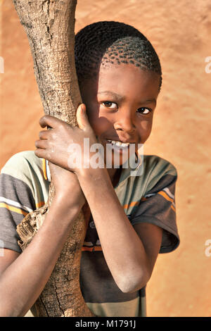 Ragazzo africano in cantiere di un villaggio, Botswana Foto Stock