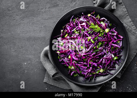 Cavolo rosso con insalata fresca cipolla verde e aneto. Piatto vegetariano. Foto Stock