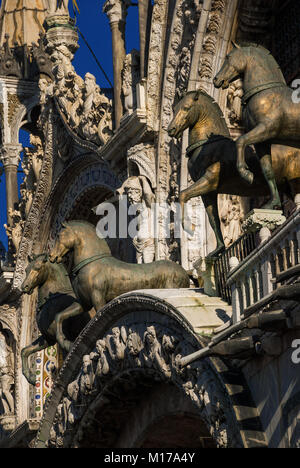 I Cavalli di San Marco o Quadriga trionfale (replica del II secolo d.c. romani originali statue in bronzo) si trova al di fuori di San Marco la Basilica facciata lo Foto Stock