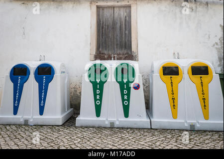 Moderno cassonetti per il riciclaggio in strada in Portogallo. Foto Stock