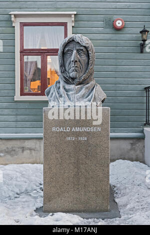 Esploratore polare Roald Amundsen statua di fronte al museo di Tromso, Norvegia Foto Stock