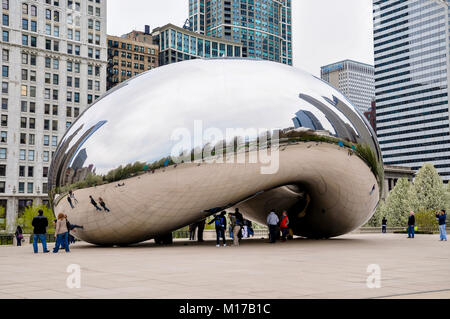 Chicago, IL - 5 Maggio 2011 - Il Cloud Gate (Il Bean) scultura in Millennium Park con turisti e vista di Chicago's architettura in un nuvoloso giorno di primavera Foto Stock