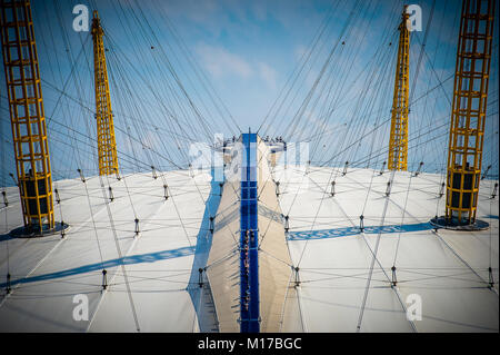 L'Arena O2, precedentemente noto come il Millennium Dome, Docklands Londra Inghilterra vista dal fiume Tamigi Foto Stock