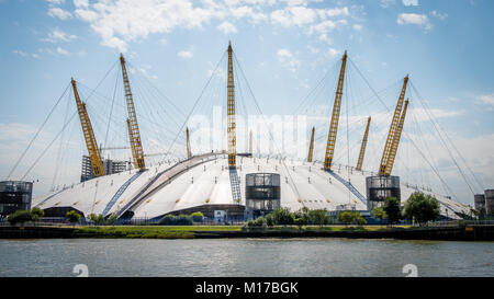 L'Arena O2, precedentemente noto come il Millennium Dome, Docklands Londra Inghilterra vista dal fiume Tamigi Foto Stock