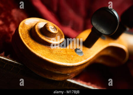 Chiusura del vecchio violino lieing in caso di velluto rosso Foto Stock