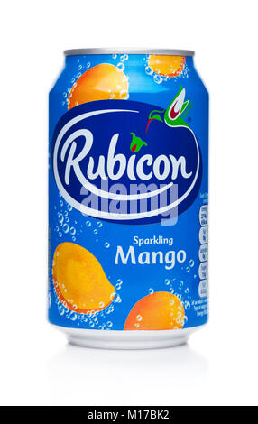 LONDON, Regno Unito - 24 gennaio 2018: Alluminio può della Rubicone soda frizzante drink con mango su sfondo bianco Foto Stock