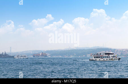 Istanbul, Turchia - 1 Luglio 2016: passeggero, militari e navi cargo andare nel Bosforo stretto nel giorno di estate Foto Stock