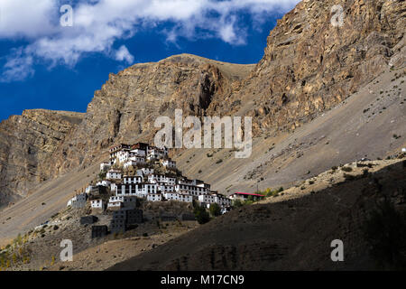 Il monastero di ki con le colline di sabbia in sfondo Foto Stock